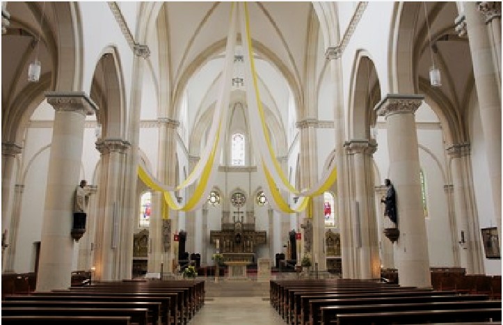 Innenansicht der St. Agatha Kirche in Mettingen die gegenüber des Tüötten Houk Restaurant in Mettingen steht