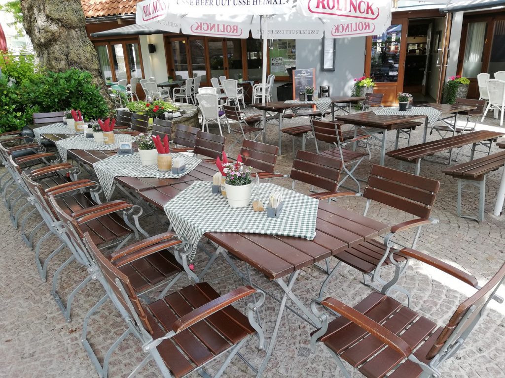 Tüötten Houk Mettingen Restaurant Außenbereich mit Nahansicht der Gastronomie Stühle und Tische