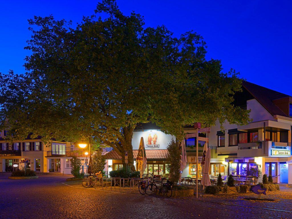 Tüötten Houk Mettingen zur Abendszeit mit Gastronomiebetrieb für Abendessen am Mettinger Marktplatz